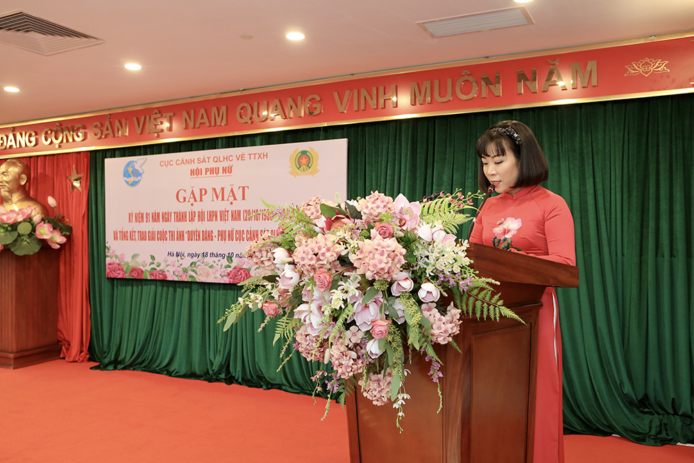 Đồng chí Thiếu tá Nguyễn Thị Mai Hanh, Chủ tịch Hội Phụ nữ Cục Cảnh sát QLHC về TTXH trình bày diễn văn truyền thống 91 năm Ngày thành lập Hội Liên hiệp Phụ nữ Việt Nam (20/10/1930 - 20/10/2021)