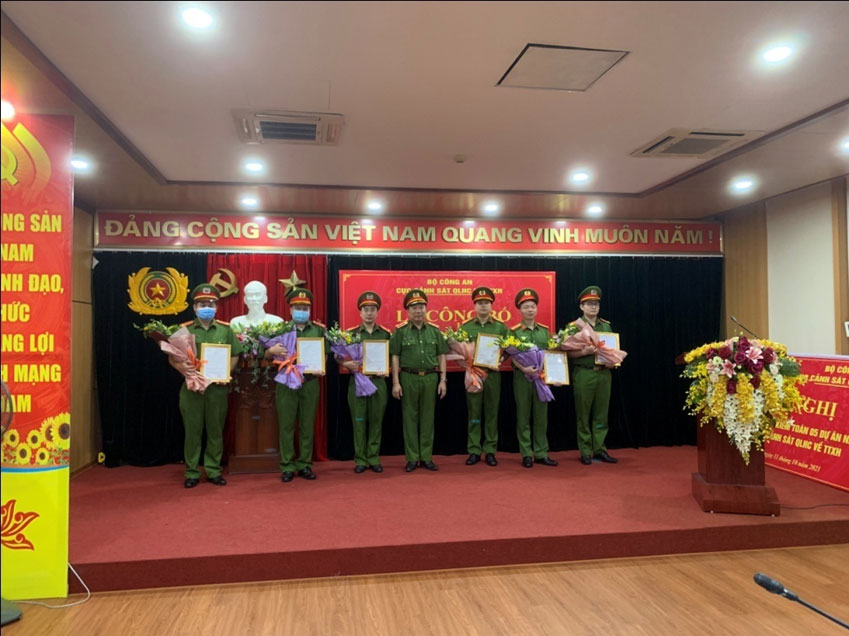Trung tướng Tô văn Huệ, Cục trưởng Cục Cảnh sát QLHC về TTXH trao quyết định điều động cho cán bộ, chiến sỹ tham gia tăng cường các xã biên giới trọng điểm