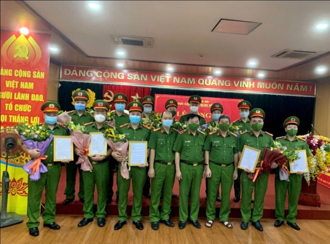 Trung tướng Tô văn Huệ, Cục trưởng Cục Cảnh sát QLHC về TTXH và đại diện lãnh đạo các đơn vị trực thuộc chụp ảnh cùng Đoàn cán bộ tăng cường xã biên giới trọng điểm