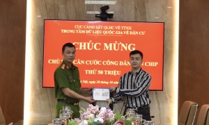 Cục Cảnh sát QLHC về TTXH trao thẻ CCCD gắn chip thứ 50 triệu cho công dân
