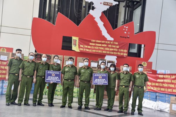 Đồng chí Đại tá Phạm Công Nguyên, Cục trưởng Cục Cảnh sát QLHC về TTXH; đồng chí Đại tá Phùng Đức Thắng, Phó Cục trưởng và đại diện lãnh đạo các Phòng, Trung tâm trực thuộc Cục Cảnh sát QLHC về TTXH tham dự buổi xuất quân thiện nguyện
Trước tình hình diễn biến phức tạp của dịch Covid-19 diễn ra trên cả nước, đặc biệt là tại địa bàn 02 tỉnh Bắc Ninh và Bắc Giang, ngày 27/5/2021, Đảng ủy, lãnh đạo Cục Cảnh sát QLHC về TTXH đã chỉ đạo Đoàn Thanh niên - Hội Phụ nữ Cục tổ chức phát động quyên góp, ủng hộ lực lượng tuyến đầu tham gia phòng, chống dịch và người dân ở các địa bàn khu cách ly. Tính đến ngày 31/5/2021, số tiền quyên góp ủng hộ đã được chuyển hóa mua trang thiết bị y tế và các đồ dùng thiết yếu gồm: 30.000.000 chiếc khẩu trang; 220 chai nước sát khuẩn (loại 500ml); 50 bộ quần áo bảo hộ; 50 mũ chống giọt bắn; 3.360 hộp sữa Cô gái Hà Lan (loại 180ml); 2.520 chiếc bỉm quần trẻ em; 1.200 chai nước muối khoáng (loại 500ml); 1.200 chai nước Lavie (loại 500ml); 160 thùng mì tôm Kokomi = 4.800 gói; 1.200 chiếc bánh ruốc Karo và một số đồ dùng thiết yếu khác đã được trao tặng cho lực lượng tuyến đầu tham gia phòng, chống dịch và người dân ở các địa bàn khu cách ly thuộc 02 tỉnh Bắc Ninh và Bắc Giang. Tổng kinh phí ủng hộ khoảng 100 triệu đồng.