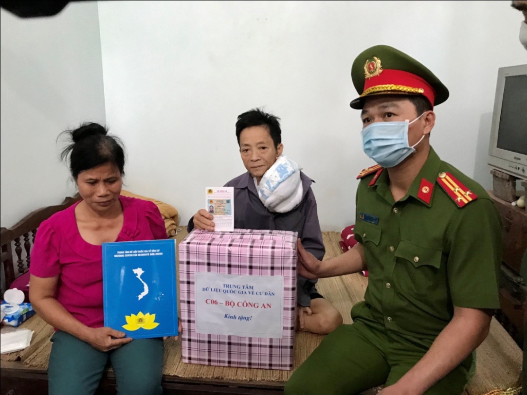 Đồng chí Thượng tá Tô Anh Dũng, Phó Cục trưởng Cục Cảnh sát QLHC về TTXH trao thẻ Căn cước công dân gắn chip và tặng quà cho gia đình chính sách thuộc huyện Vị Xuyên, tỉnh Hà Giang