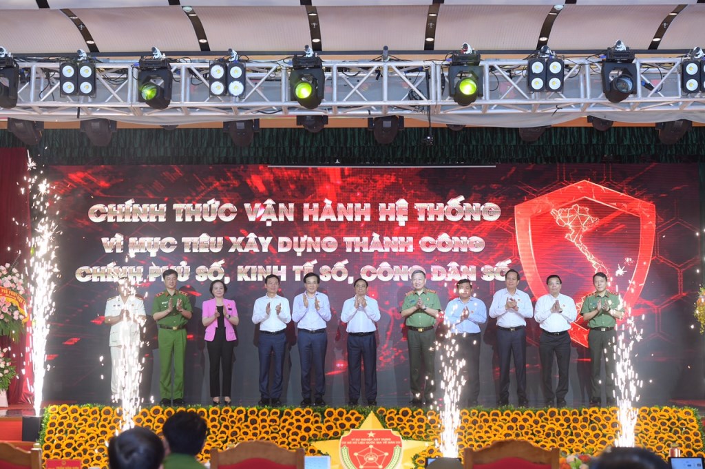 Thủ tướng Phạm Minh Chính và các đại biểu xác thực điện tử, kích hoạt vận hành chính thức 2 hệ thống từ ngày 01/7/2021