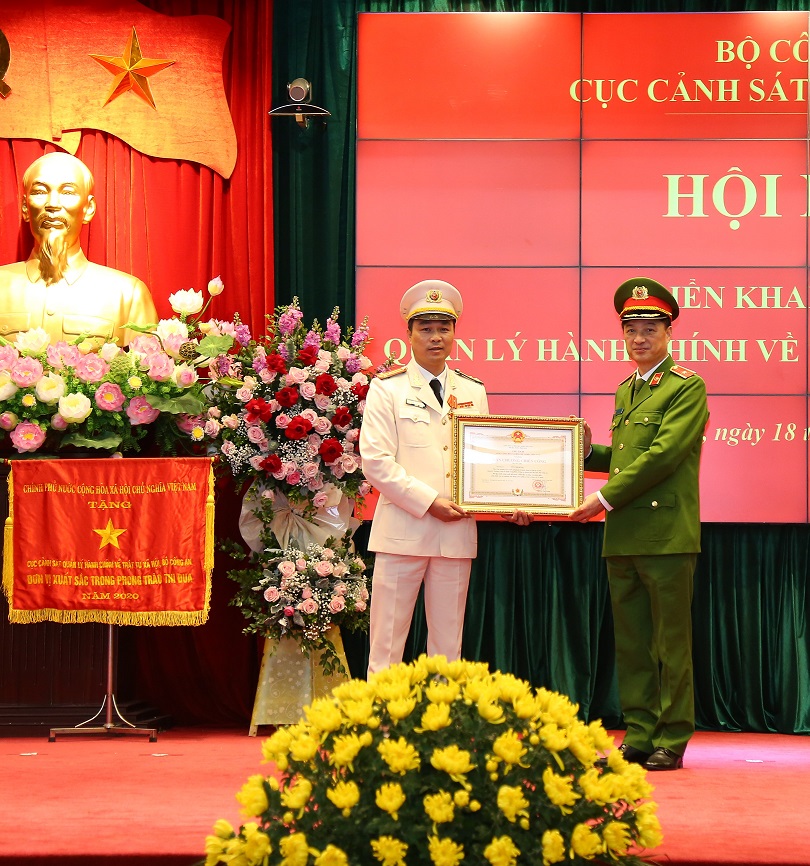Thừa ủy quyền Chủ tịch nước, Thứ trưởng Nguyễn Duy Ngọc trao Huân chương chiến công hạng Ba tặng Thượng tá Tô Anh Dũng, Phó Cục trưởng Cục Cảnh sát QLHC về TTXH.