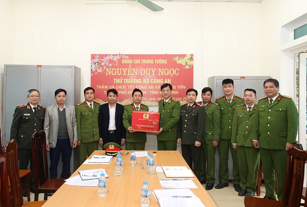 Thứ trưởng Nguyễn Duy Ngọc trao quà Tết của Bộ Công an tặng cán bộ, chiến sĩ Công an xã Quang Tiến, thành phố Hòa Bình, tỉnh Hòa Bình.