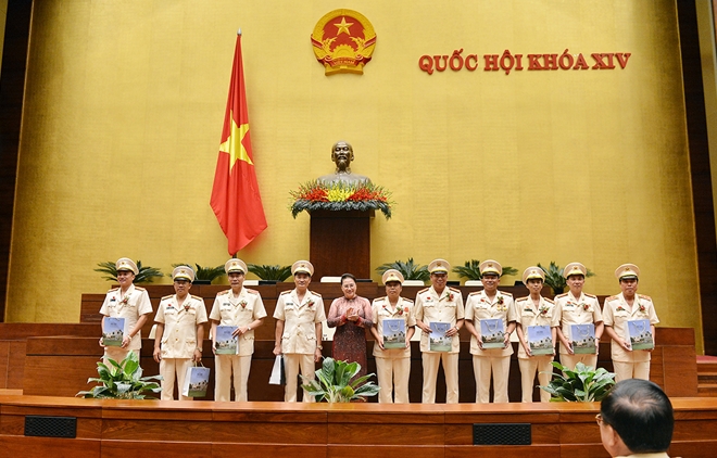 Chủ tịch Quốc hội Nguyễn Thị Kim Ngân tặng quà đại diện các điển hình tiên tiến trong phong trào thi đua “Vì an ninh Tổ quốc” và phong trào “Toàn dân bảo vệ an ninh Tổ quốc”.