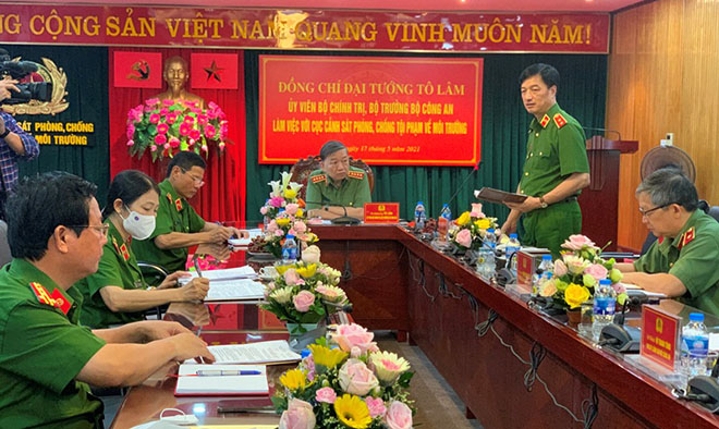 Thứ trưởng Nguyễn Duy Ngọc phát biểu tại buổi làm việc.