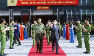 Chủ tịch Quốc hội Vương Đình Huệ thăm và làm việc tại Trung tâm  Dữ liệu quốc gia về dân cư thuộc Cục Cảnh sát Quản lý hành chính  về trật tự xã hội, Bộ Công an