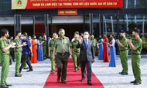 Chủ tịch Quốc hội Vương Đình Huệ thăm và làm việc tại Trung tâm  Dữ liệu quốc gia về dân cư thuộc Cục Cảnh sát Quản lý hành chính  về trật tự xã hội, Bộ Công an