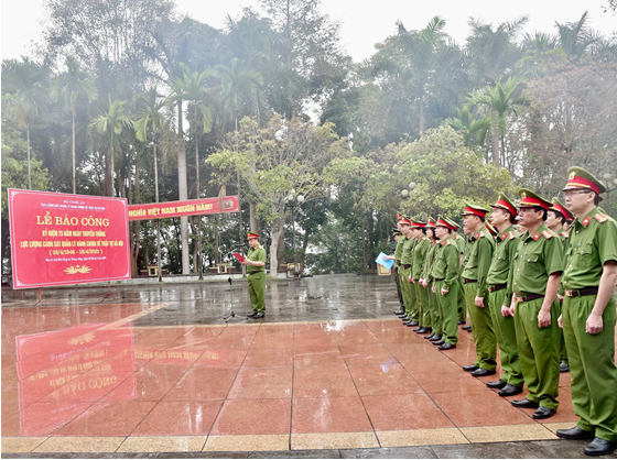 Đại tá, Phó Giáo sư - Tiến sỹ Phạm Công Nguyên, Cục trưởng Cục Cảnh sát QLHC về TTXH, Bộ Công an dâng hương, báo công trước anh linh Chủ tịch Hồ Chí Minh vĩ đại và hương hồn các Anh hùng liệt sỹ CAND tại Tượng đài bảo vệ ANTQ, Nha Công an Trung ương, xã Minh Thanh, huyện Sơn Dương, tỉnh Tuyên Quang