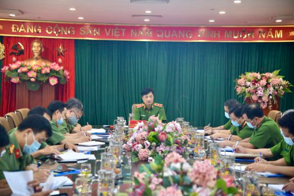 Đồng chí Trung tướng Nguyễn Duy Ngọc, Thứ trưởng Bộ Công an chủ trì cuộc họp với Cục Cảnh sát QLHC về TTXH về tiến độ thực hiện Dự án Cơ sở dữ liệu quốc gia về dân cư và
Dự án Sản xuất, cấp và quản lý Căn cước công dân
