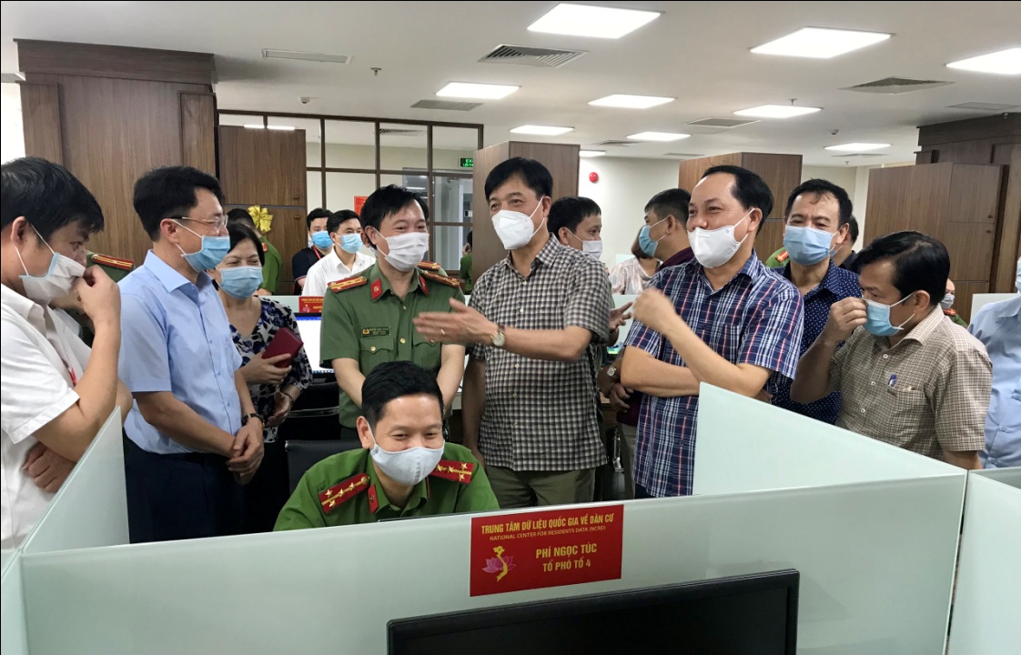 Đồng chí Trung tướng Nguyễn Duy Ngọc, Ủy viên Trung ương Đảng, Thứ trưởng Bộ Công an cùng các đồng chí thành viên Ban Chỉ đạo của Bộ Công an kiểm tra tiến độ thực hiện Dự án Cơ sở dữ liệu Quốc gia về dân cư và Dự án Sản xuất, cấp và quản lý CCCD tại Cục Cảnh sát Quản lý hành chính về trật tự xã hội