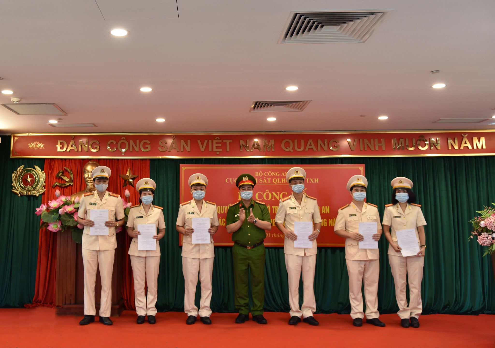 Đ/c Đại tá Phạm Công Nguyên, Bí thư Đảng ủy, Cục trưởng Cục Cảnh sát Quản lý hành chính về trật tự xã hội trao Quyết định của Bộ trưởng Bộ Công an về việc thăng cấp bậc hàm sĩ quan nghiệp vụ cho cán bộ chiến sĩ