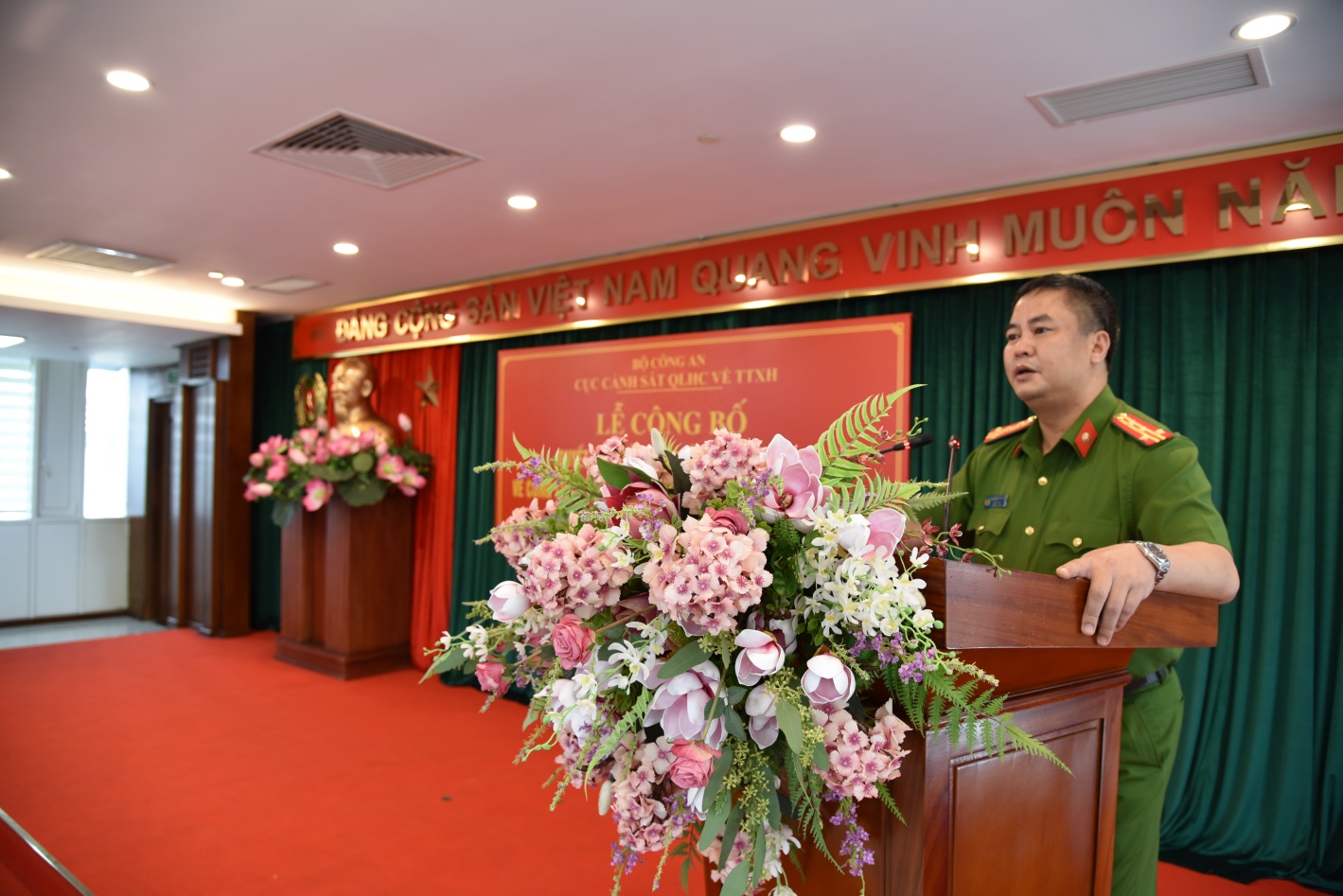 Đ/c Đại tá Phạm Công Nguyên, Bí thư Đảng ủy, Cục trưởng Cục Cảnh sát Quản lý hành chính về trật tự xã hội phát biểu giao nhiệm vụ cho các đồng chí được thăng cấp, nâng lương năm 2021