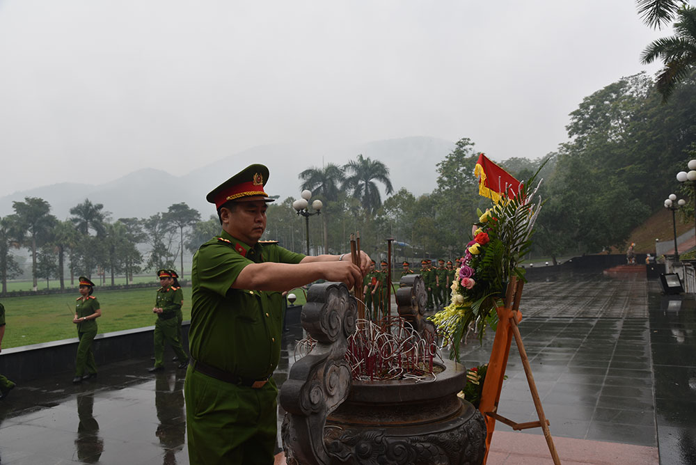 Đại tá, Phó Giáo sư - Tiến sỹ, Phạm Công Nguyên, Cục trưởng Cục Cảnh sát Quản lý hành chính về trật tự xã hội, Bộ Công an dâng hương, dâng hoa tưởng niệm các Anh hùng liệt sĩ Công an nhân dân
