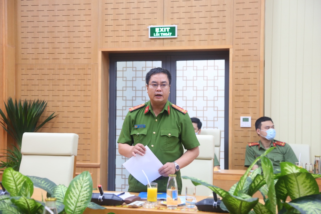 Đại tá Phạm Công Nguyên, Cục trưởng Cục Cảnh sát Quản lý hành chính về trật tự xã hội báo cáo kết quả thực hiện Dự án Cơ sở dữ liệu quốc gia về dân cư và Dự án Sản xuất, cấp, quản lý Căn cước công dân