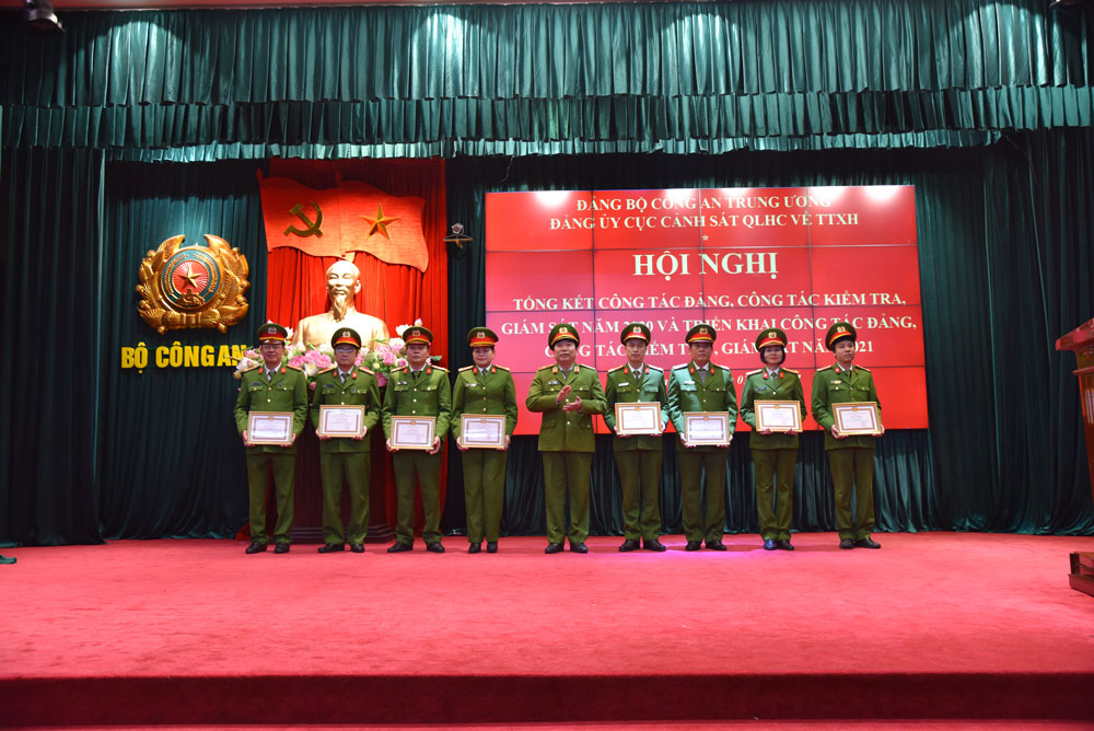 Đồng chí Thiếu tướng Tô Văn Huệ, Bí thư Đảng ủy Cục Cảnh sát QLHC về TTXH trao tặng Giấy khen cho các đảng viên đạt danh hiệu
“Hoàn thành xuất sắc nhiệm vụ” năm 2020
