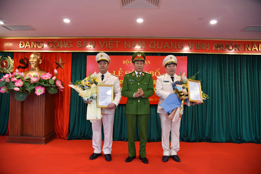 Đồng chí Thứ trưởng Lê Quý Vương trao quyết định cho 02 đồng chí Cục trưởng