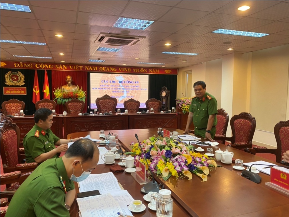 Đồng chí Đại tá Nguyễn Thành, Phó Giám đốc Công an tỉnh Hòa Bình đánh giá tình hình, kết quả công tác bảo đảm an ninh, trật tự bảo vệ bầu cử trên địa bàn tỉnh Hòa Bình