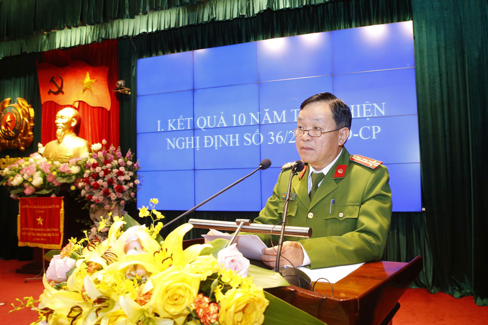 Đ/c Thượng tá Tô Anh Dũng, Phó cục trưởng C06 báo cáo kết quả triển khai và quán triệt một số nhiệm vụ trọng tâm triển khai thực hiện Dự án Cơ sở dữ liệu quốc gia về dân cư và Dự án Sản xuất, cấp và quản lý CCCD trong thời gian tới