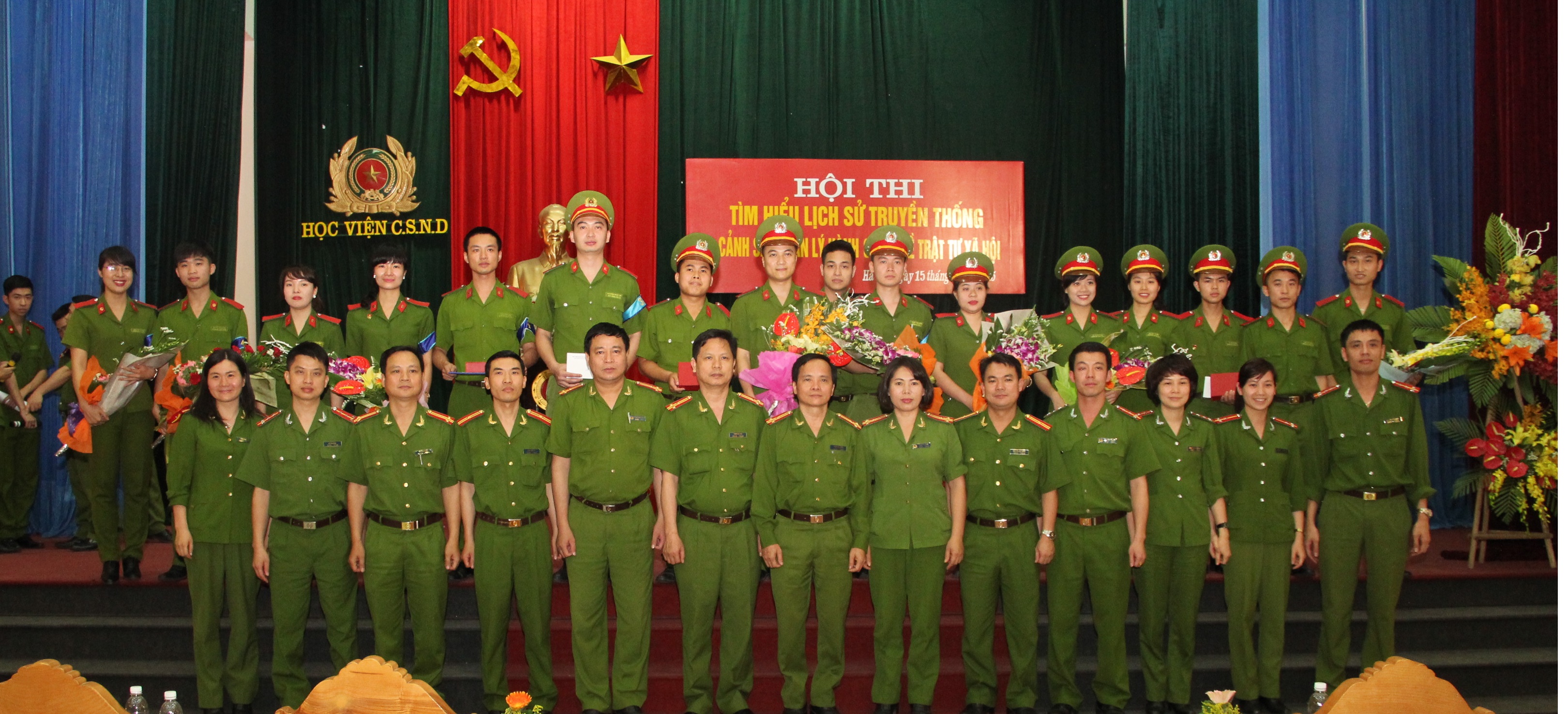 Các đại biểu chụp ảnh lưu niệm cùng các đội thi