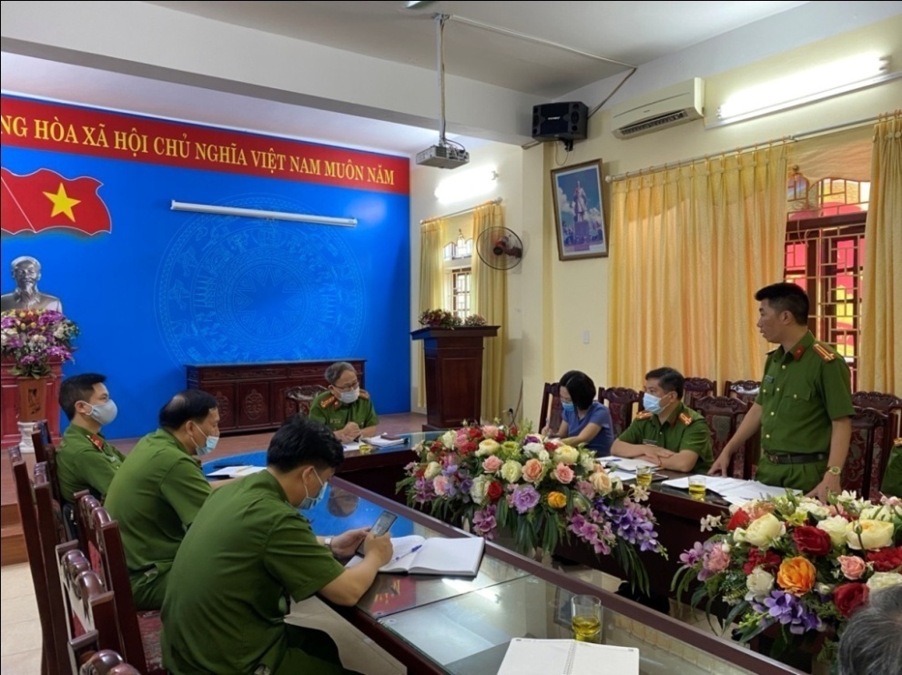 Đồng chí Trung tá Vũ Thế Đảng, Trưởng Công an phường Thống Nhất, Thành phố Nam Định, tỉnh Nam Định báo cáo Đoàn Kiểm tra về tình hình, kết quả công tác đảm bảo ANTT bảo vệ bầu cử trên địa bàn phường Thống Nhất