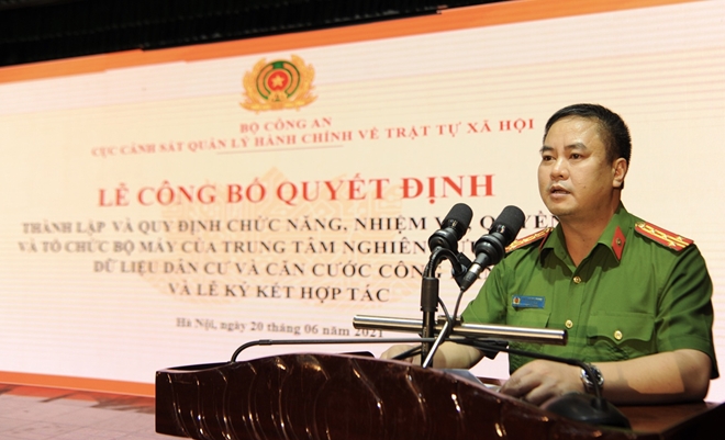 Đại tá Phạm Công Nguyên, Cục trưởng Cục Cảnh sát QLHC về TTXH phát biểu tại buổi lễ.