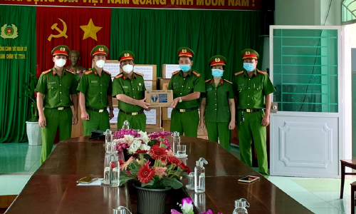Tổ chức thăm, tặng quà lực lượng tham gia phòng, chống dịch bệnh Covid - 19 tại Công an một số tỉnh phía Nam