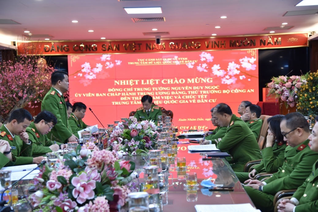 Thượng tá Vũ Văn Tấn, Giám đốc Trung tâm Dữ liệu quốc gia về dân cư báo cáo tóm tắt kết quả công tác năm 2021, các nhiệm vụ trọng tâm dịp Tết Nguyên đán Nhâm Dần 2022