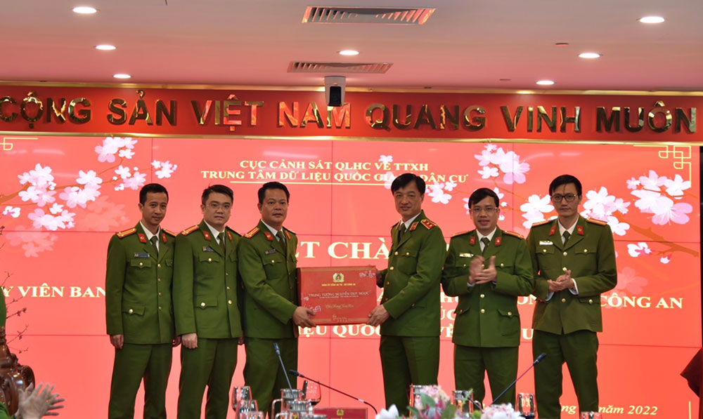 Thứ trưởng Nguyễn Duy Ngọc tặng quà, động viên CBCS
Trung tâm Dữ liệu quốc gia về dân cư
