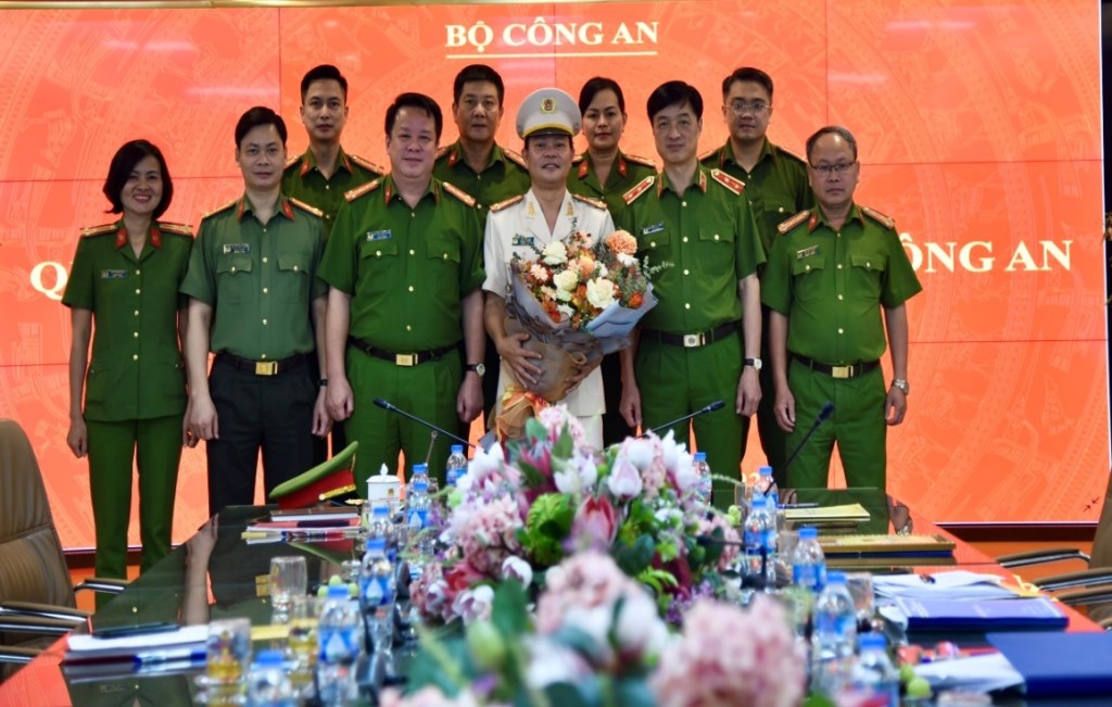 Các đồng chí trong Đảng uỷ, lãnh đạo Cục Cảnh sát QLHC về TTXH chụp ảnh tại buổi Lễ