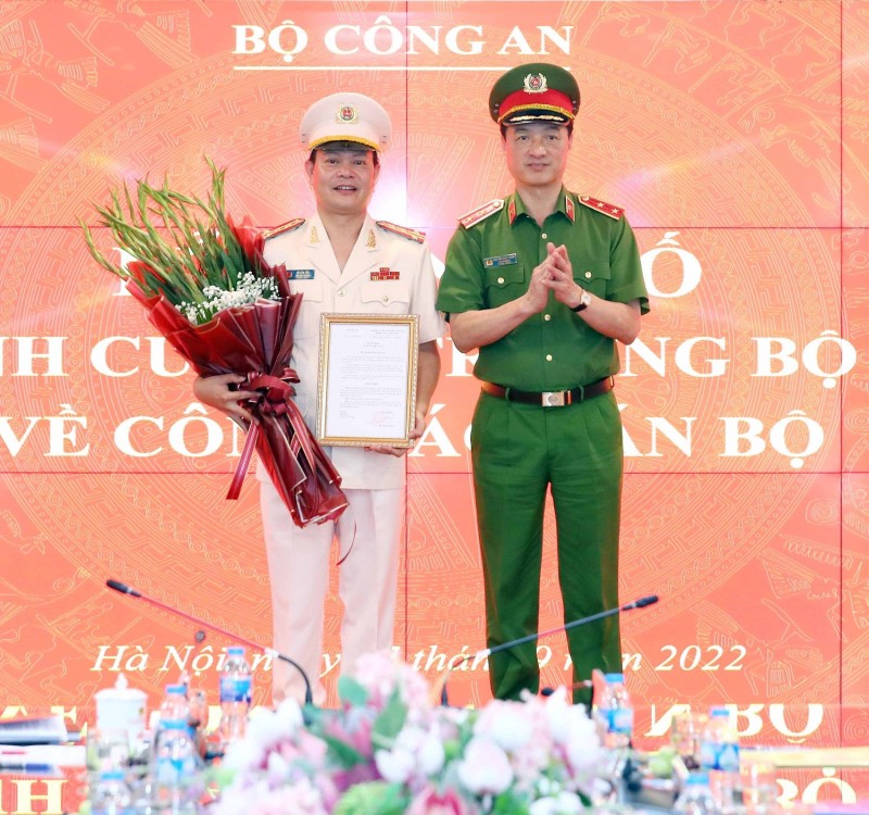 Đồng chí Trung tướng Nguyễn Duy Ngọc, Ủy viên Trung ương Đảng, Thứ trưởng Bộ Công an trao Quyết định của Bộ trưởng Bộ Công an bổ nhiệm Đại tá Vũ Văn Tấn, Giám đốc Trung tâm dữ liệu quốc gia về dân cư giữ chức vụ Phó Cục trưởng Cục Cảnh sát QLHC về TTXH