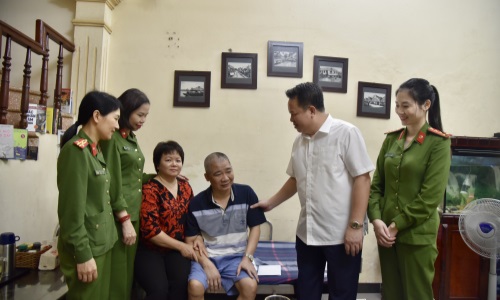 Cục Cảnh sát quản lý hành chính về trật tự xã hội tổ chức thăm hỏi, động viên gia đình cán bộ, chiến sỹ có hoàn cảnh khó khăn