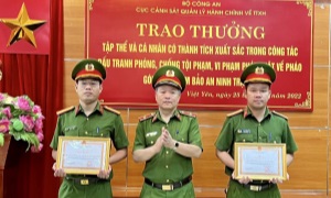 Trao thưởng cho các tập thể, cá nhân có thành tích xuất sắc trong công tác đấu tranh, phòng, chống tội phạm vi phạm pháp luật về pháo