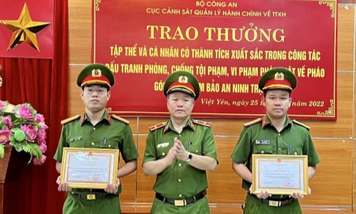 Trao thưởng cho các tập thể, cá nhân có thành tích xuất sắc trong công tác đấu tranh, phòng, chống tội phạm vi phạm pháp luật về pháo