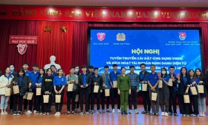 Phòng Cảnh sát quản lý hành chính về trật tự xã hội - Công an tỉnh Thừa Thiên Huế phối hợp với các đơn vị liên quan tuyên truyền cài đặt ứng dụng VNEID và đăng ký tài khoản định danh điện tử