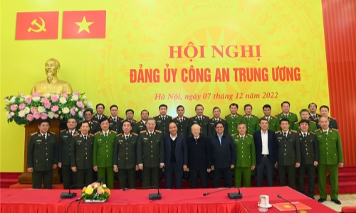 Tiếp tục phát huy vai trò gương mẫu, coi trọng công tác xây dựng Đảng, xây dựng lực lượng Công an nhân dân