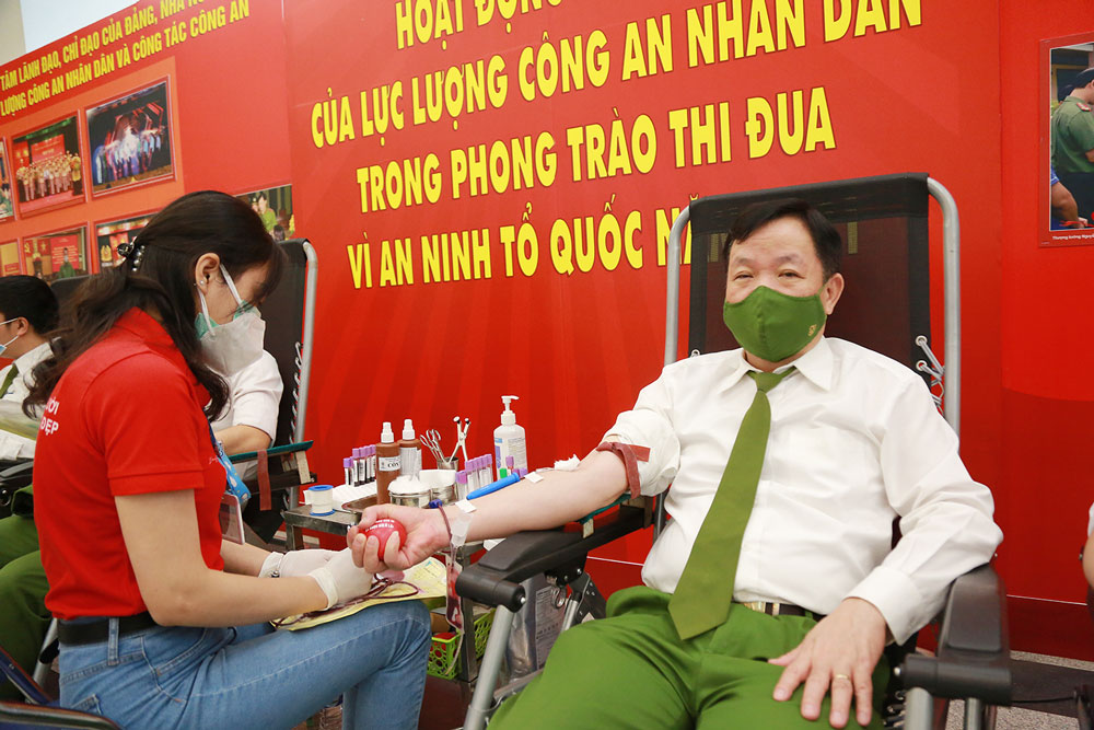 Đại tá Phùng Đức Thắng, Phó Cục trưởng Cục Cảnh sát QLHC về TTXH Tham gia hiến máu tại Chương trình