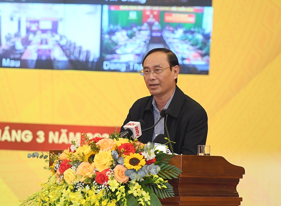 Thứ trưởng Bộ Giao thông vận tải Lê Đình Thọ phát biểu tham luận tại Hội thảo.