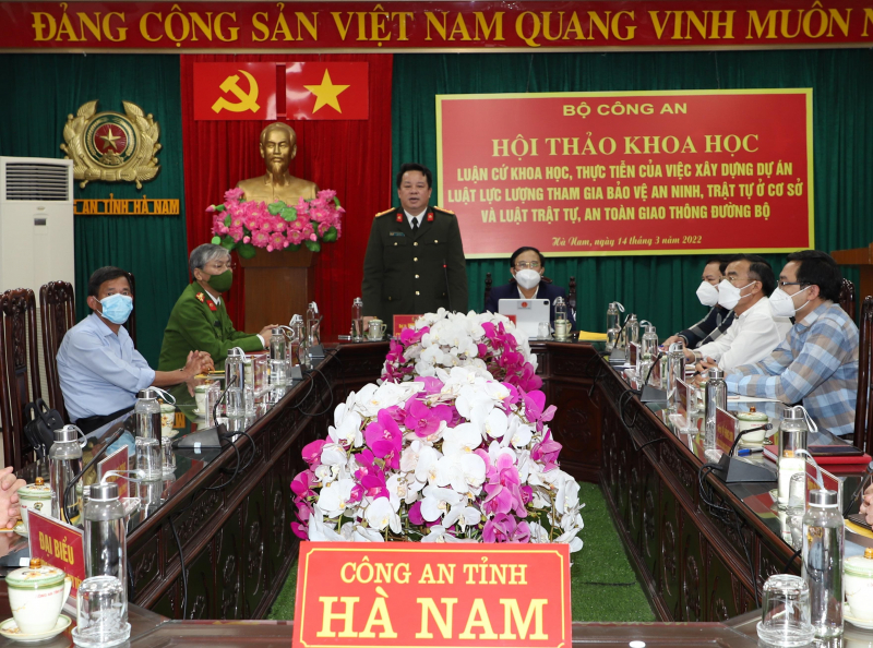Đại tá Nguyễn Quốc Hùng, Giám đốc Công an tỉnh Hà Nam phát biểu tham luận.