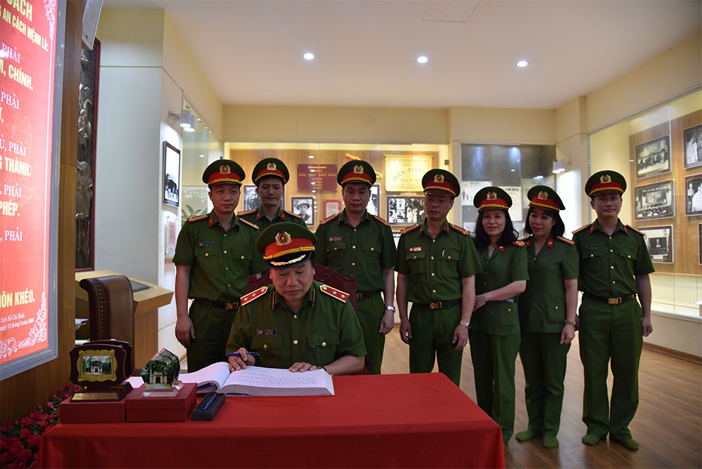 Đồng chí Trung tướng Tô Văn Huệ, Cục trưởng Cục Cảnh sát QLHC về TTXH viết lưu bút vào sổ lưu niệm
