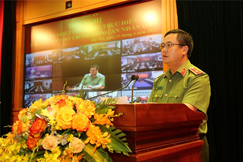 Thiếu tướng Phạm Công Nguyên, Cục trưởng Cục Pháp chế và cải cách hành chính, tư pháp, Bộ Công an trình bày báo cáo tại Hội nghị.