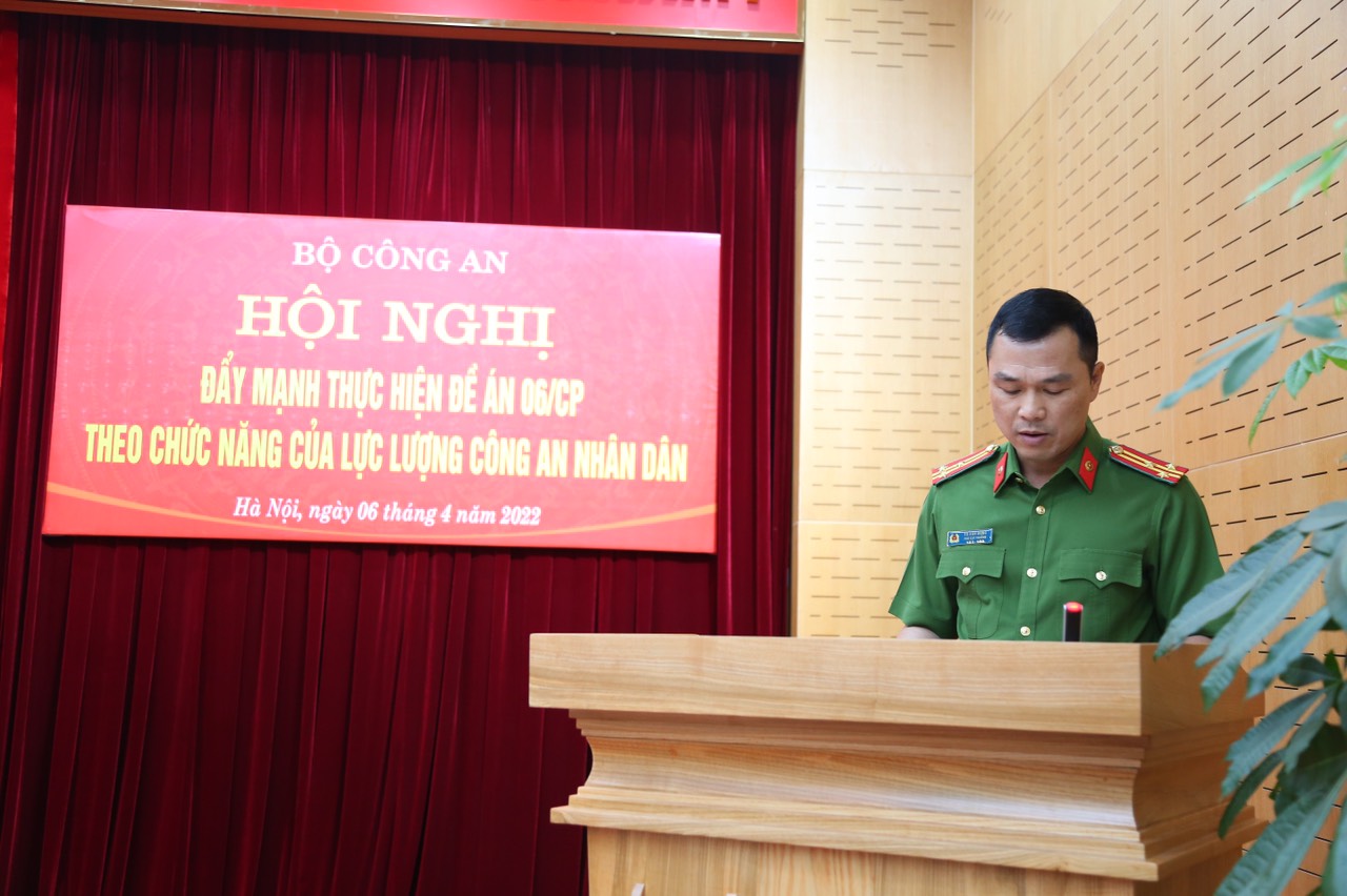 Đồng chí Thượng tá Tô Anh Dũng, Phó Cục trưởng Cục Cảnh sát quản lý hành chính về trật tự xã hội báo cáo kết quả triển khai Đề án 06