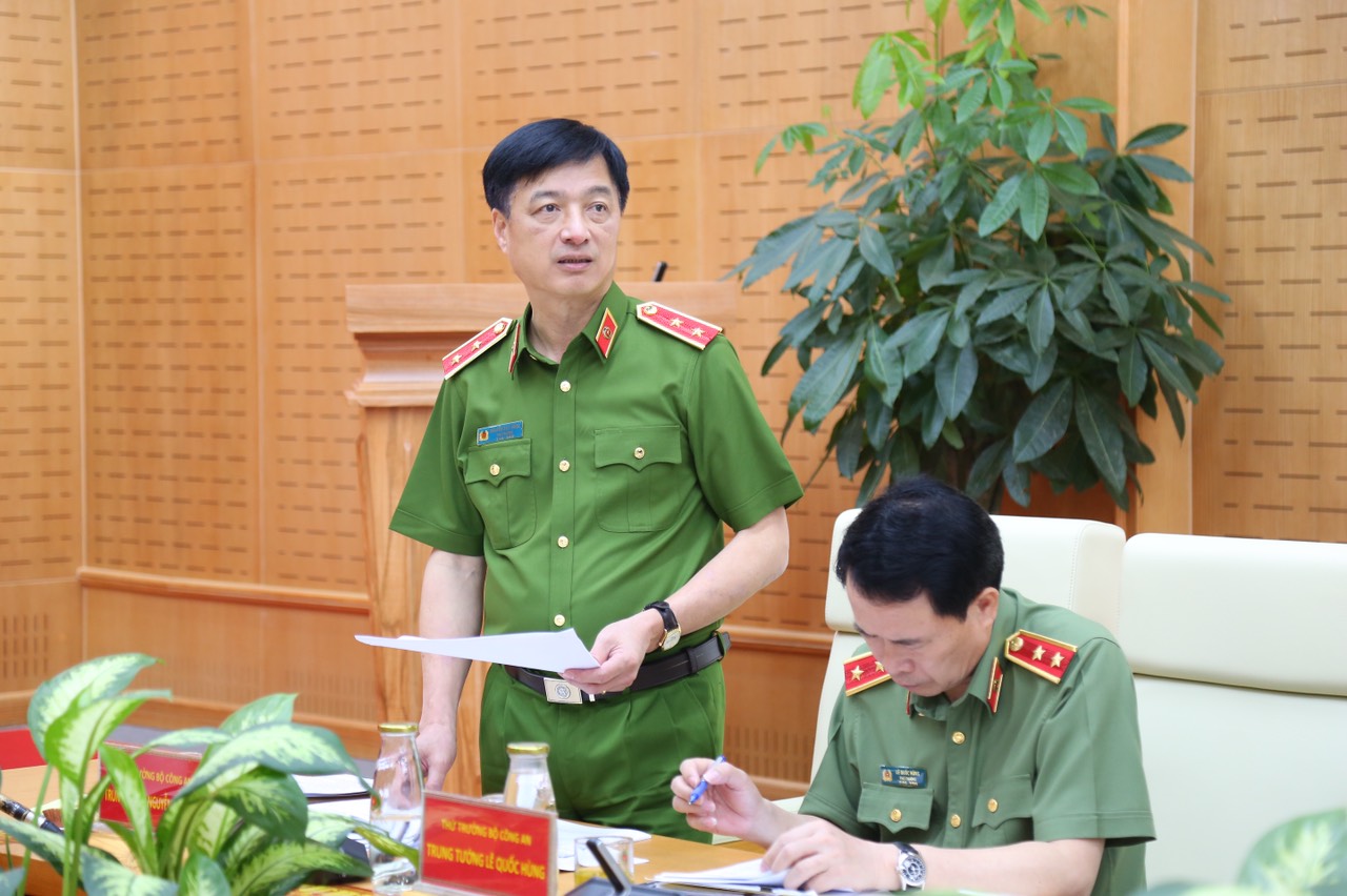 Đồng chí Trung tướng Nguyễn Duy Ngọc, Thứ trưởng Bộ Công an, Tổ phó Thường trực Tổ công tác Đề án 06 của Chính phủ, Phó Trưởng Ban chỉ đạo Đề án 06 của Bộ Công an phát biểu tại hội nghị