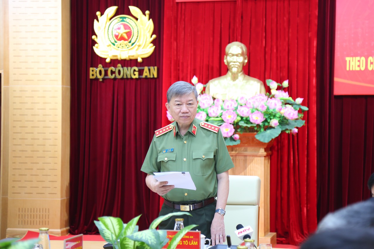 Đồng chí Đại tướng Tô Lâm, Ủy viên Bộ Chính trị, Bộ trưởng Bộ Công an, Tổ trưởng Tổ công tác Đề án 06 của Chính phủ, Trưởng Ban chỉ đạo Đề án 06 của Bộ Công an phát biểu tại hội nghị