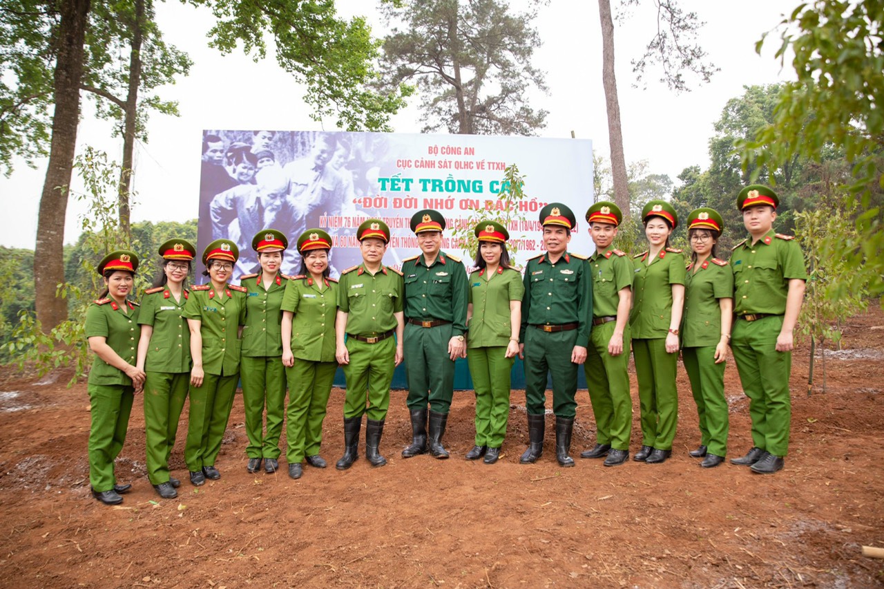 Các Đại biểu chụp ảnh lưu niệm tại Lễ phát động “Tết trồng cây đời đời nhớ ơn Bác Hồ”