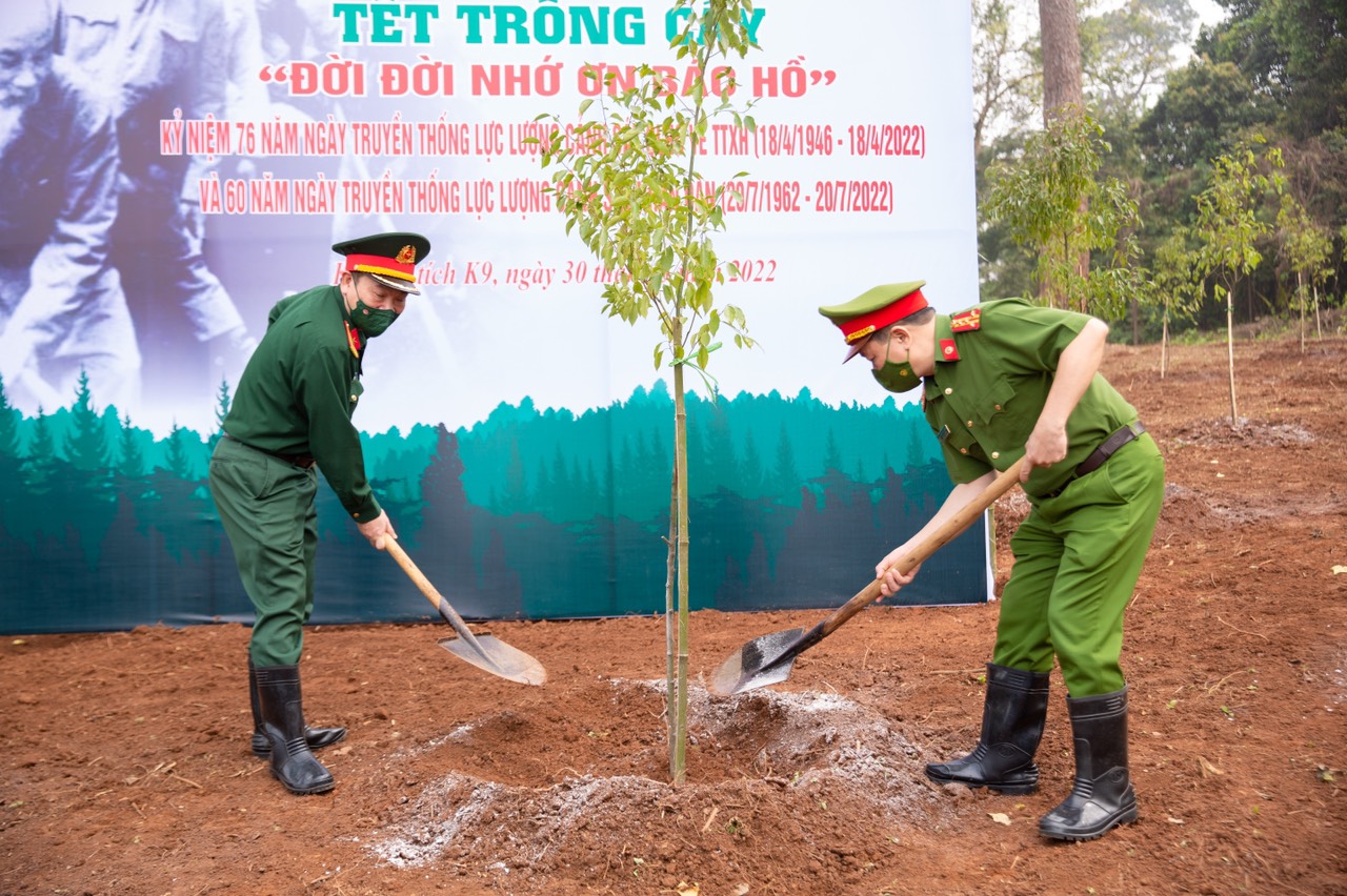 Đại tá Phùng Đức Thắng, Phó Cục trưởng Cục cảnh sát QLHC về TTXH, Bộ Công an và Đại tá Phạm Hải Trung, Phó Tư lệnh - Tham mưu trưởng Bộ Tư lệnh Lăng Chủ tịch Hồ Chí Minh tham gia trồng cây tại Lễ phát động