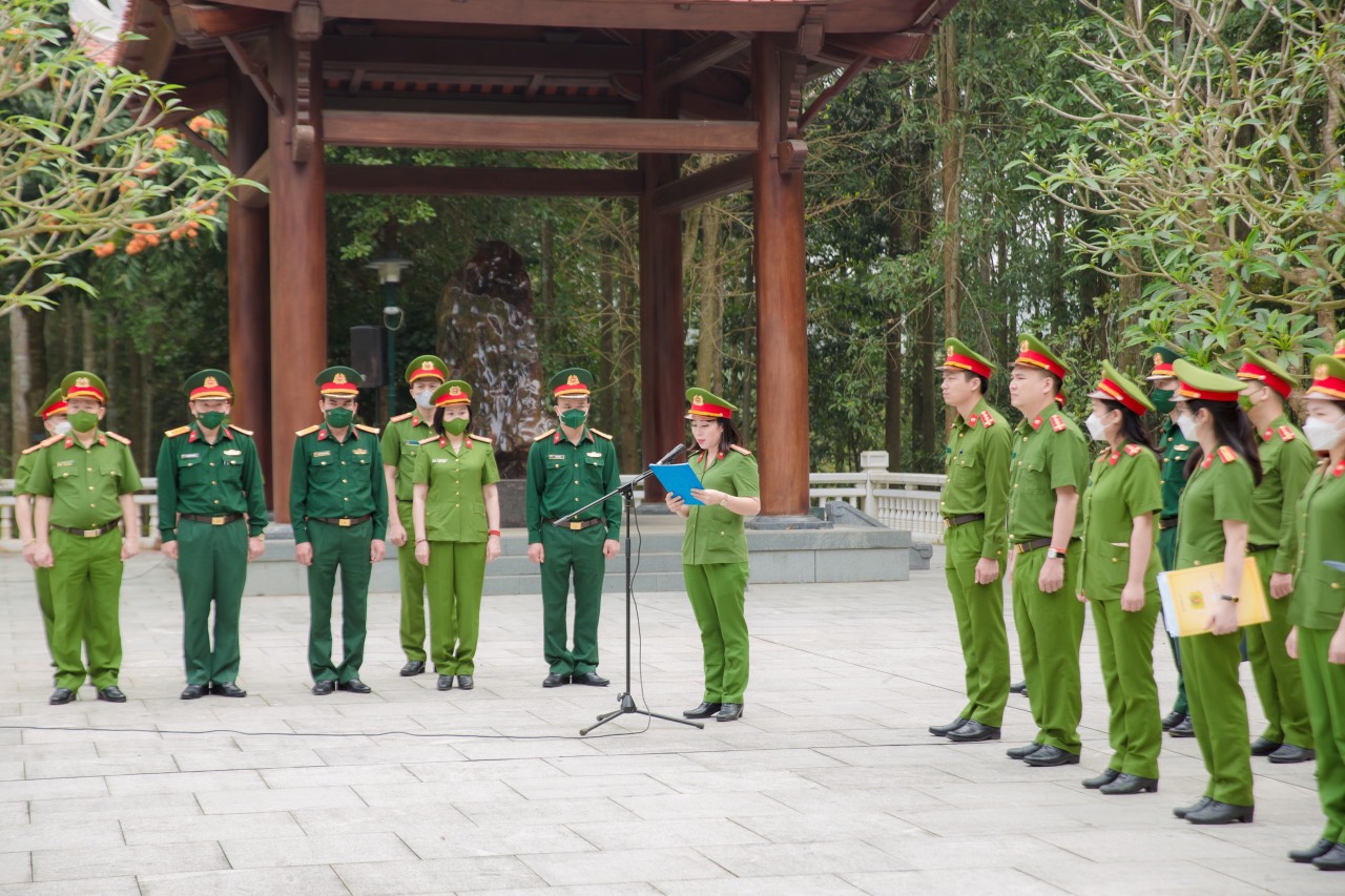 Thiếu tá Nguyễn Thị Mai Hanh, Chủ tịch Hội Phụ nữ Cục Cảnh sát QLHC về TTXH báo công Chủ tịch Hồ Chí Minh