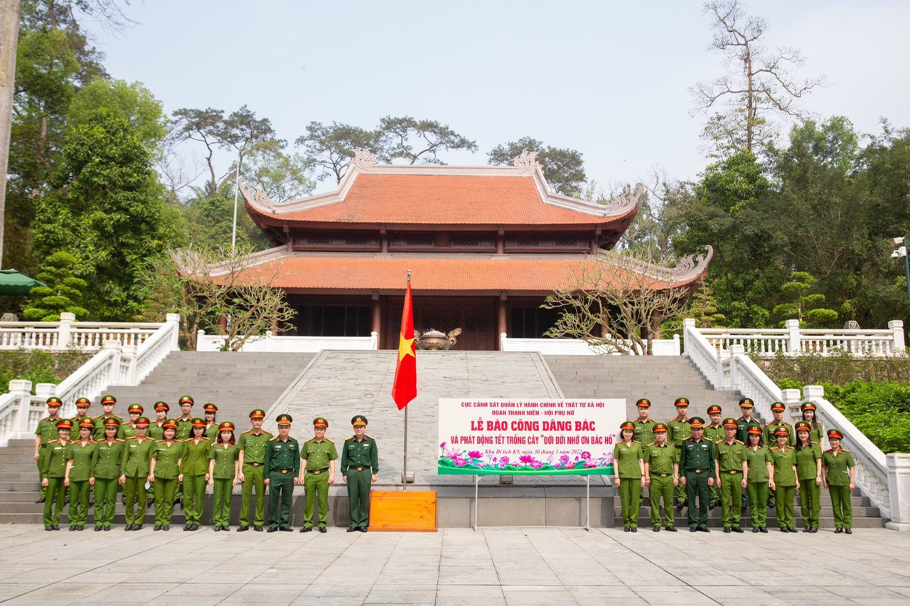Đoàn đại biểu Cục Cảnh sát QLHC về TTXH chụp ảnh lưu niệm
trước Nhà tưởng niệm Chủ tịch Hồ Chí Minh