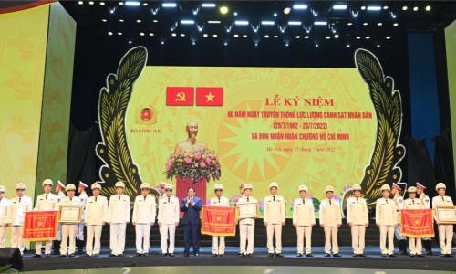 Luôn làm tốt công tác quản lý hành chính về trật tự xã hội, xứng đáng là đơn vị Anh hùng lực lượng vũ trang nhân dân